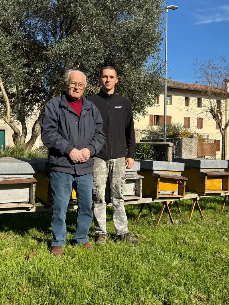 Filippo e suo nonno davanti agli alveari di Bagnaria Arsa